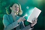 Tablette numérique de jeune femme et de la lumière sur le doigt