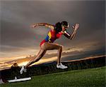 Athlète féminine, laissant les starting blocks