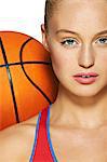 Jeune femme avec basketball