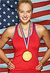 Jeune femme devant le drapeau des USA avec la médaille d'or