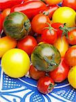 Une assiette de tomates diverses (gros plan)