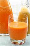 Carottes fraîchement pressé et le jus d'orange