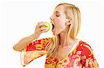 Une jeune femme mordre dans une pomme verte