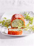 Avocado und Lachs-Roulade mit Sojasprossen