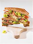 Un poulet et avocat sandwich