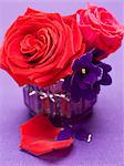 Rote Rosen und afrikanischen Veilchen in vase