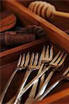 Fourchettes argent antiques dans un coffret en bois