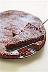 Un gâteau au chocolat avec un morceau sur une tranche de gâteau