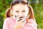 Ein Mädchen essen ein Schokoladen-marshmallow