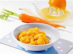 Purée millet, les carottes, les panais et les oranges (aliments pour bébés)