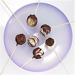 Cake pops au chocolat, glaçage, un avec une morsure souscrite