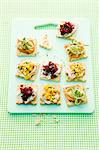 Party Cracker, garniert mit Gurke, rote Beete und Zuckermais