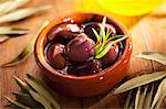 Préservé des olives dans un bol en terre cuite
