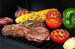 Steak, de légumes et de maïs en épi sur une grille