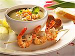 Soupe d'avocat avec des brochettes de crevettes