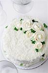 Vanille noix de coco gâteau de mariage avec des fleurs blanches de glaçage ; D'en haut