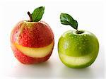 Une rouge et une pomme verte avec une tranche de chacun