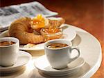 Zwei Tassen Espresso mit Croissant und Marmelade