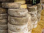 Fromages locaux exposés au marché du samedi matin de Chamonix ; Haute-Savoie, France