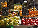 Frucht Display an einem Samstagmorgen Markt, Genf, Schweiz