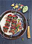 Brochettes de porc grillé avec courgettes et poivrons