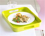 Poitrine de poulet grillée avec du couscous fruité