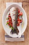 Poisson frit sur un lit de tomates