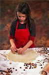 Une jeune fille de découper des biscuits