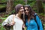 Portrait de deux adolescentes en forêt