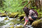 Laver les mains dans la rivière homme