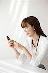Femme japonaise à utilisant les téléphones mobiles