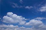 Blauer Himmel und Wolken