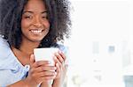 Portrait d'une femme tenant une tasse de chocolat chaud