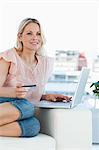 Blondine mit einem Laptop online-shopping