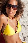Junge attraktive Frau in Bademode tragen Sonnenbrillen beim Blick auf die Zukunft