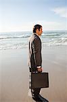 Seitenansicht eines Unternehmers vor ihm stehen am Strand suchen