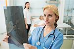 Infirmière blonde en regardant une radiographie