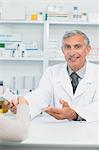 Pharmacien heureux donner des pilules à un client