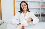 Pharmacien heureux recevoir une prescription d'un client