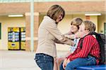 Mère avec son fils à l'école