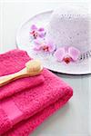 Serviette, brosse et chapeau