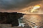 Nuages colorés sur les falaises côtières