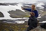 Mère et fille en admirant le paysage