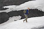 Wanderer zu Fuß auf den schneebedeckten Hang