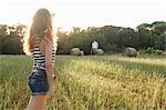 Femme debout dans la prairie