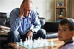 Vater und Sohn spielen von Schach