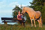 Fille sur le banc avec cheval