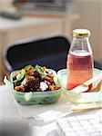 Rote Beete Salat mit Croutons und eine Flasche Saft zum Mittagessen