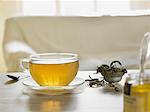 Thé de fines herbes dans une tasse en verre