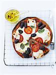 Tomate, Olive basilic Pizza ; Une tranche partiellement enlevée ; D'en haut